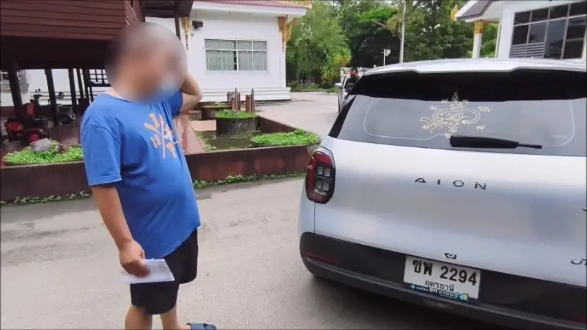 ส่องทะเบียนรถ EV เจิมยันต์เสร็จ เผลอเหยียบคันเร่ง พุ่งชนกำแพงกุฏิ