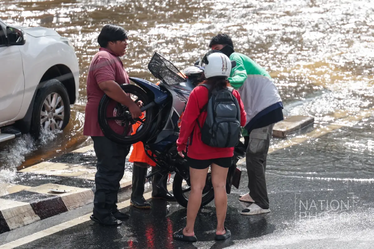 ฮีโร่ไม่จำเป็นต้องมีพลังวิเศษ 4 หนุ่มรวมพลัง ช่วยชาวบ้านฝ่าน้ำท่วม