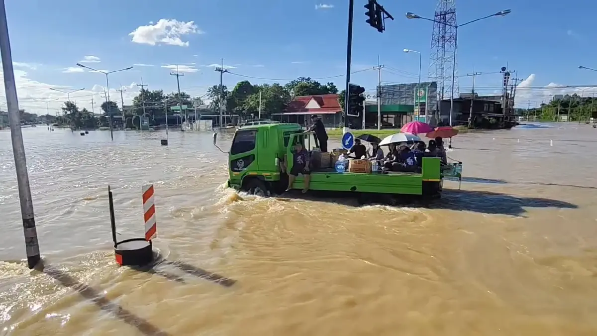 วิกฤตหนักสว่างอารมณ์! น้ำทะลักสูง 1.5 เมตร ชาวบ้านหนีขึ้นชั้น 2