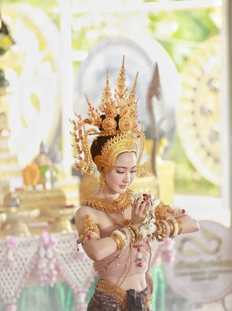 เจ้าแม่นาคีมาเอง แต่งชุดไทยสวยสง่า รำบวงสรวงองค์พญานาคราช
