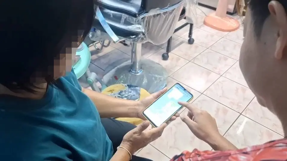 สาวปริศนาลูบแขนป้ายยา เจ้าของร้านเสริมสวยเบลอ โอนไวเฉียดหมื่น