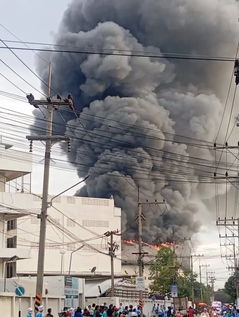 เล่านาทีไฟไหม้โรงงานผลิตขนม ย่านอ้อมน้อย คาดเสียหายหลายสิบล้าน