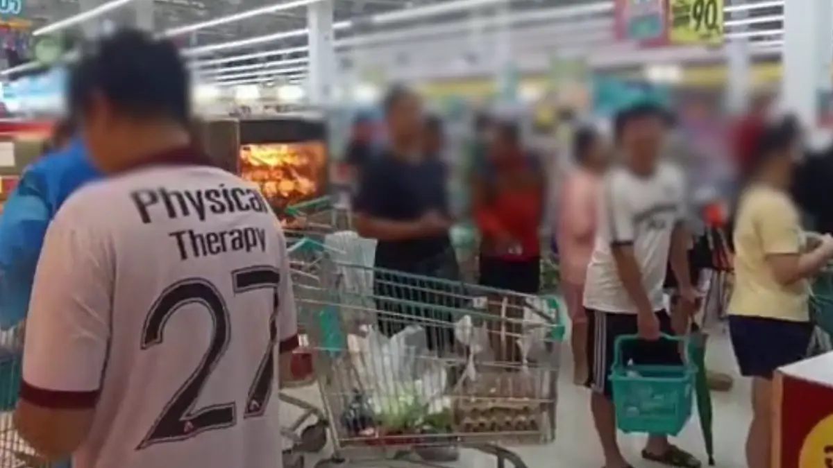 คนกรุงแห่ตุนเสบียงแน่นโลตัส บางกะปิ หลังน้ำท่วมขังวันที่ 2