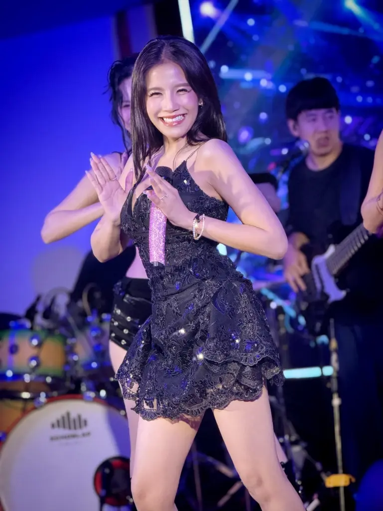 หัวใจชมพูอีกครั้ง  ใบเตย อาร์สยาม อวดช็อตมือหนุ่มปริศนา