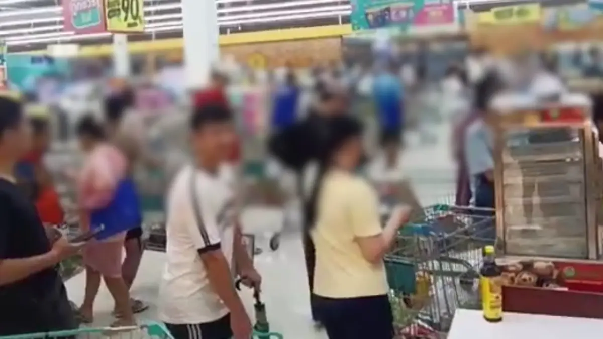 คนกรุงแห่ตุนเสบียงแน่นโลตัส บางกะปิ หลังน้ำท่วมขังวันที่ 2
