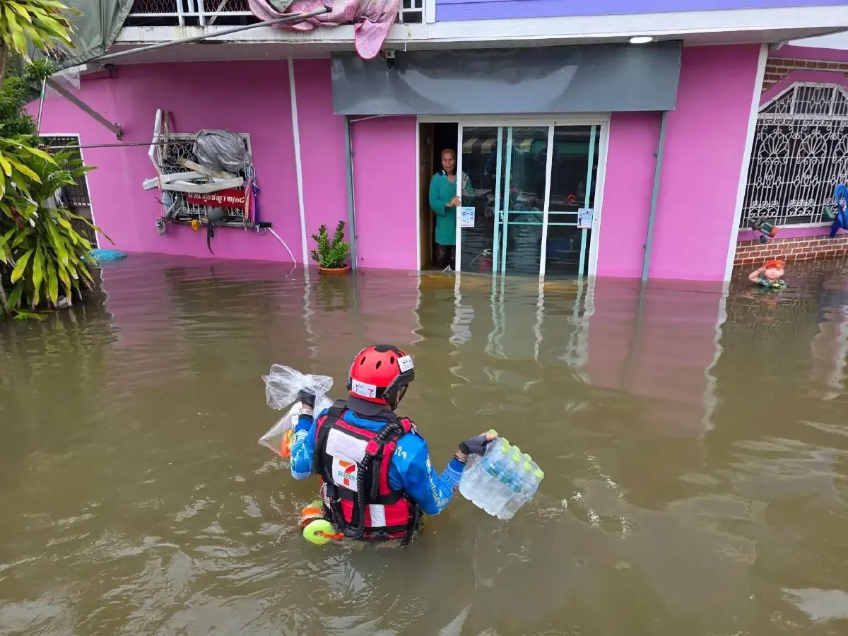 ทีมเรือกู้ภัยเซเว่นฯ เร่งอพยพผู้ป่วย ผู้ประสบภัย มอบเครื่องอุปโภคบริโภค อรัญประเทศ จ.สระแก้ว