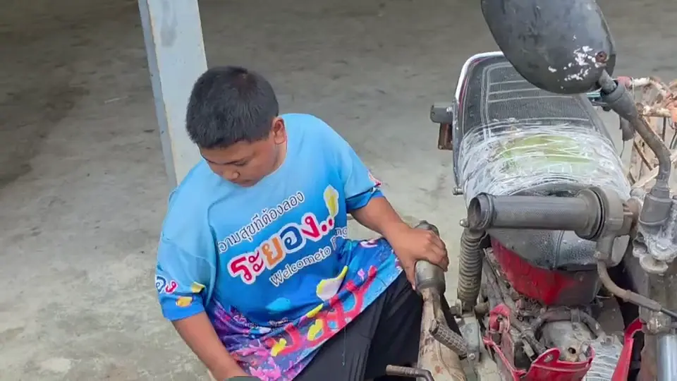 หัวใจนายแน่มาก! เด็ก ป.4 ระยอง จิตอาสาซ่อมมอไซค์น้ำท่วม