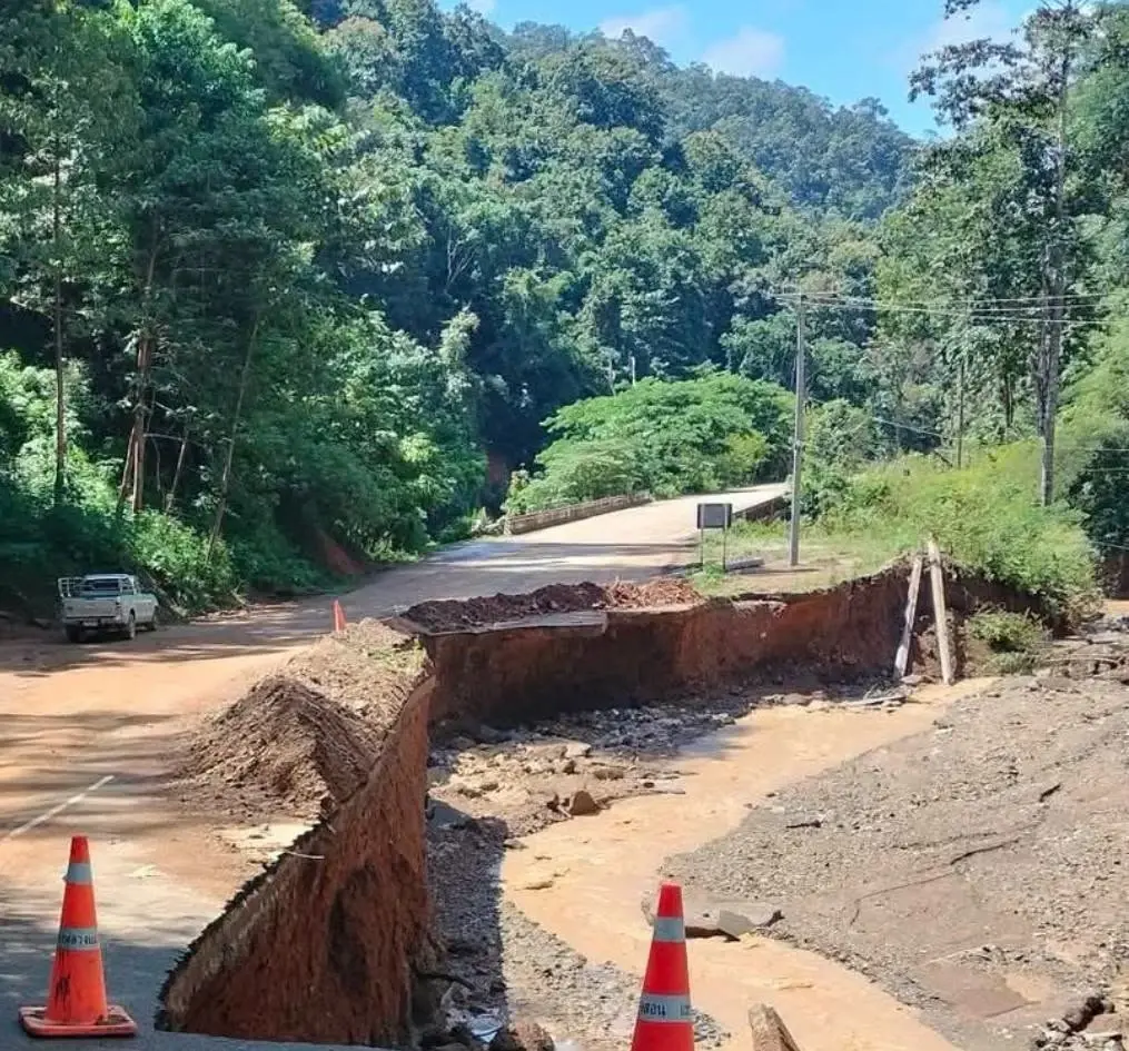 น้ำป่าซัดถนนแม่สามแลบขาดเหลือ 2 เมตร ไฟดับ-ตัดสื่อสาร