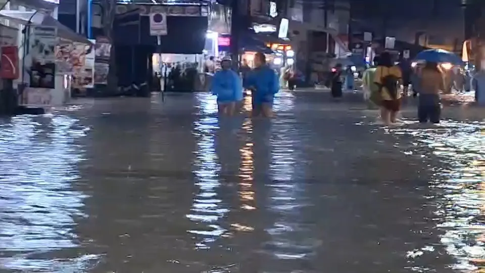 ภูเก็ตวิกฤต ฝนถล่มซ้ำประกาศรหัสแดงย้ายของหนีน้ำ
