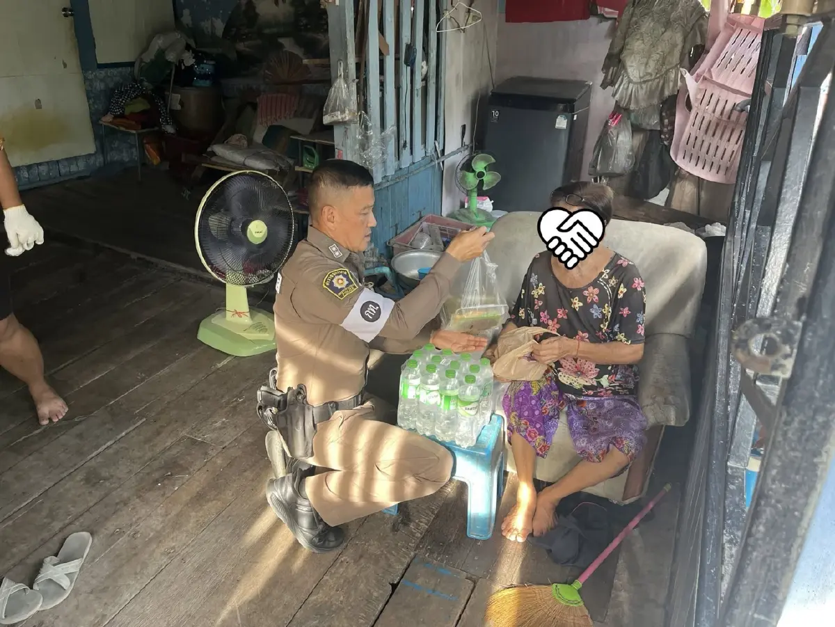 โชคดีตำรวจจราจรผ่านมาเจอ หนุ่มชักเกร็งล้มกลางถนน ปฐมพยาบาลช่วยชีวิตไว้ได้ทัน