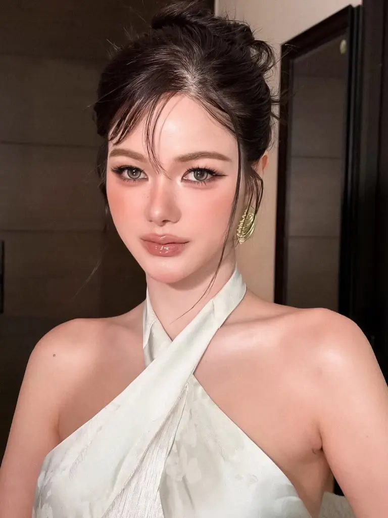 "กวาง เดอะเฟซ"   ลุยเคหะร่มเกล้า ส่งมอบเสบียงและยาช่วยผู้ประสบภัย
