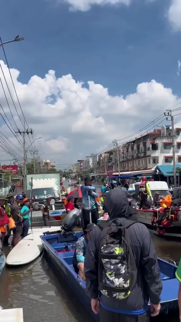"กวาง เดอะเฟซ"   ลุยเคหะร่มเกล้า ส่งมอบเสบียงและยาช่วยผู้ประสบภัย
