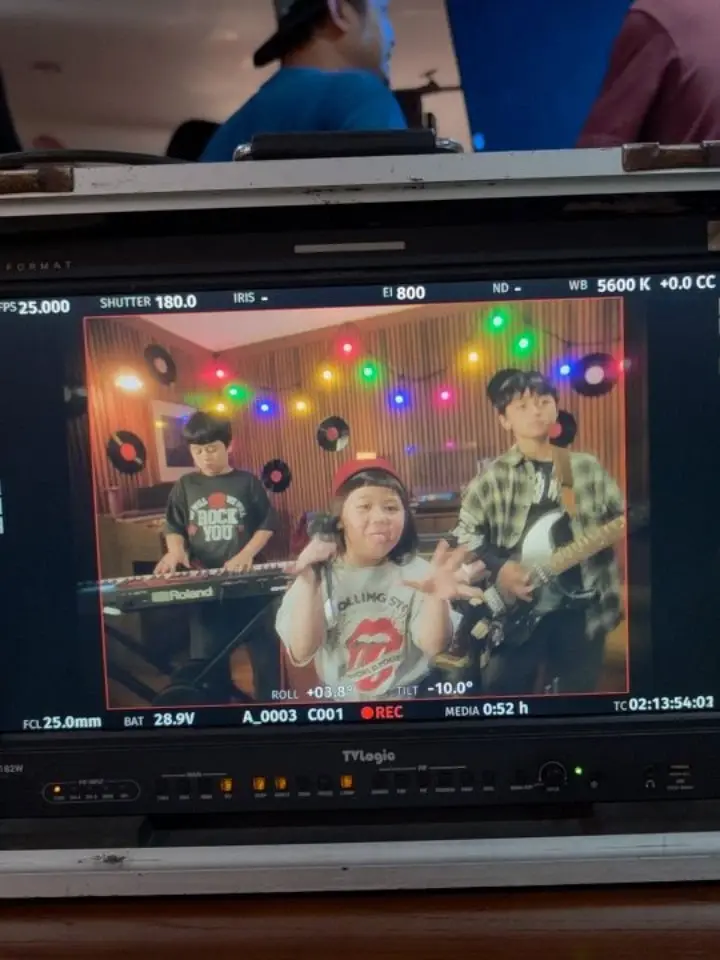 เบื้องหลัง นักร้องดัง นั่งแท่นโปรดิวเซอร์เพลง   "น้องแอบิเกล"