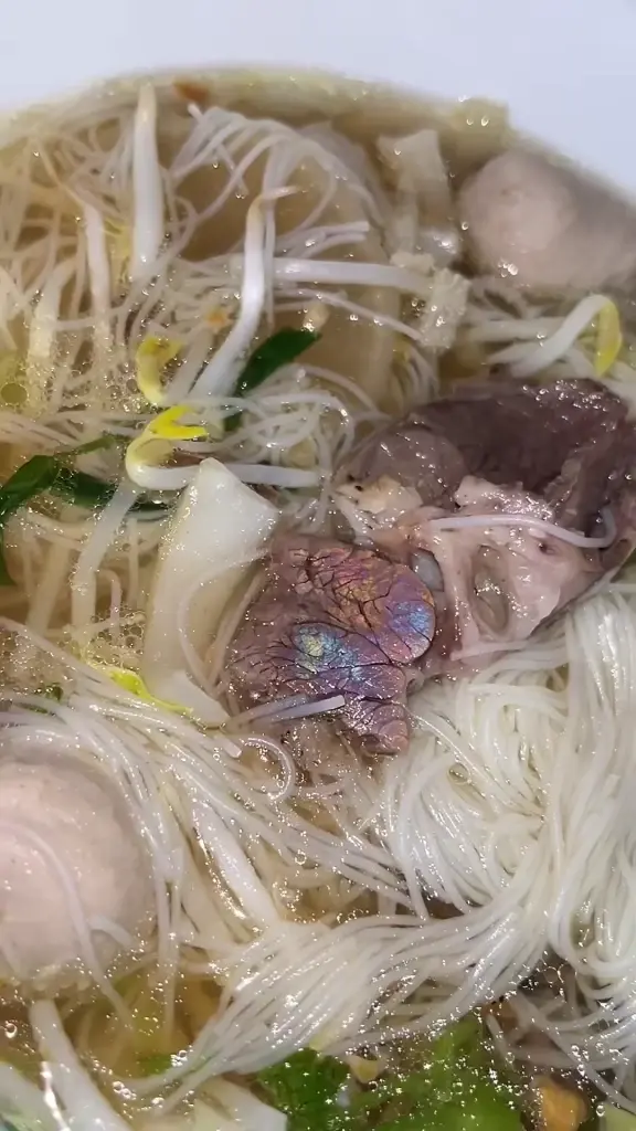 สาวผวาเจอเนื้อสีรุ้งในก๋วยเตี๋ยว วอนผู้เชี่ยวชาญ สรุปกินได้ไหม