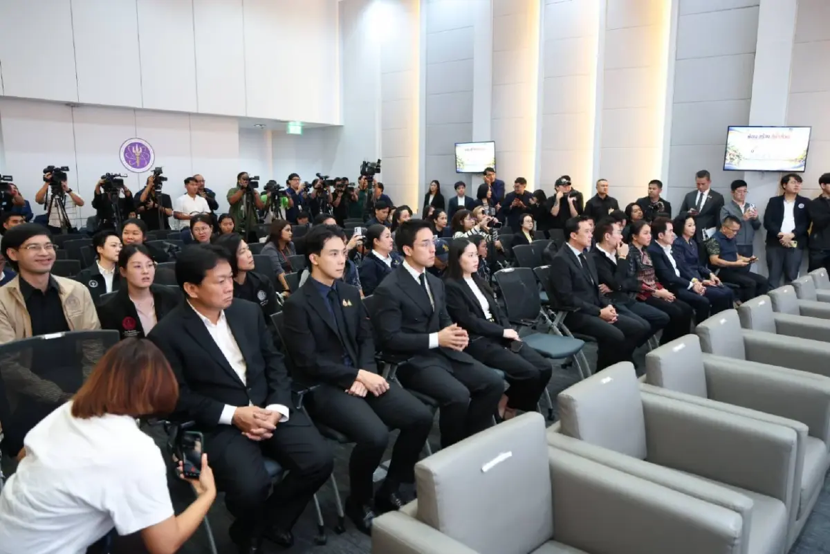 รมว.นิกร ร่วมแถลงเปิดตัว "ซ่อม สร้าง สู้น้ำท่วม" ผ่าน Traffy Fondue ซ่อมบ้าน-เครื่องใช้ไฟฟ้า หลังน้ำท่วม