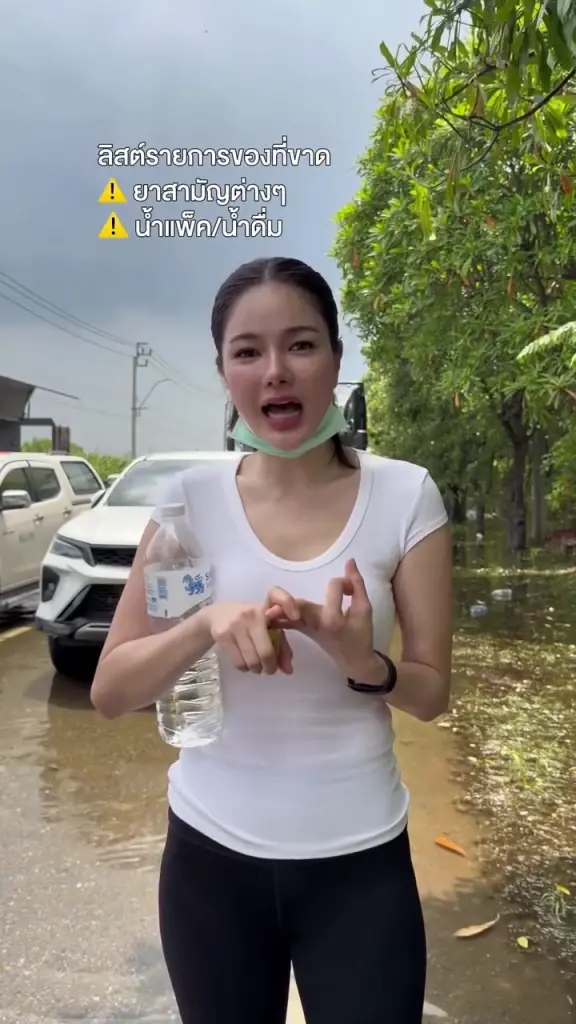"กวาง เดอะเฟซ"   ลุยเคหะร่มเกล้า ส่งมอบเสบียงและยาช่วยผู้ประสบภัย
