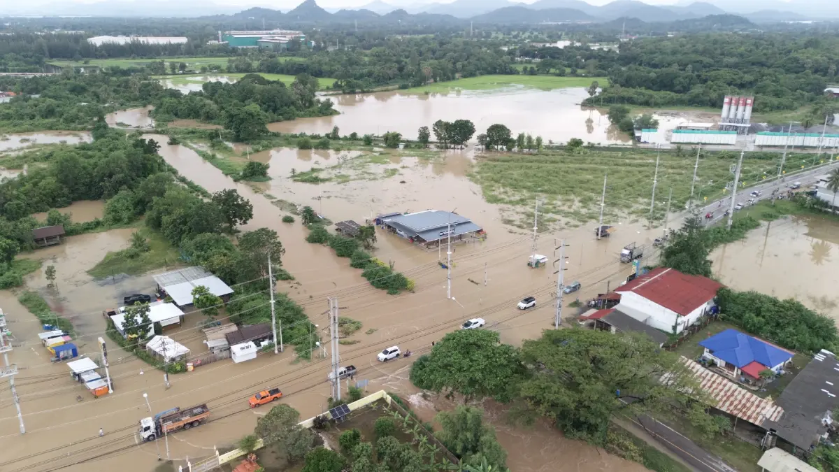 เผยภาพมุมสูงเพชรบุรีอ่วม น้ำท่วมหนักวงกว้าง ถนนตัดขาด