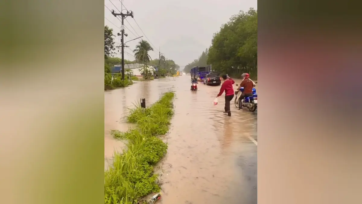 ฝนถล่มเมืองคอน! น้ำป่าหลากท่วมถนนหน้าโรงเรียน รถสัญจรลำบาก