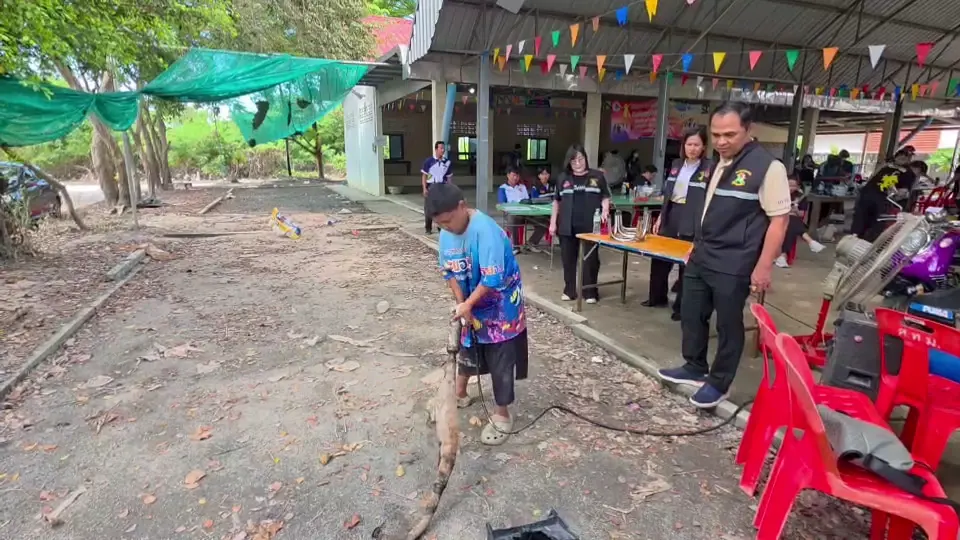 หัวใจนายแน่มาก! เด็ก ป.4 ระยอง จิตอาสาซ่อมมอไซค์น้ำท่วม