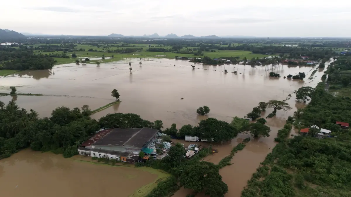 เผยภาพมุมสูงเพชรบุรีอ่วม น้ำท่วมหนักวงกว้าง ถนนตัดขาด