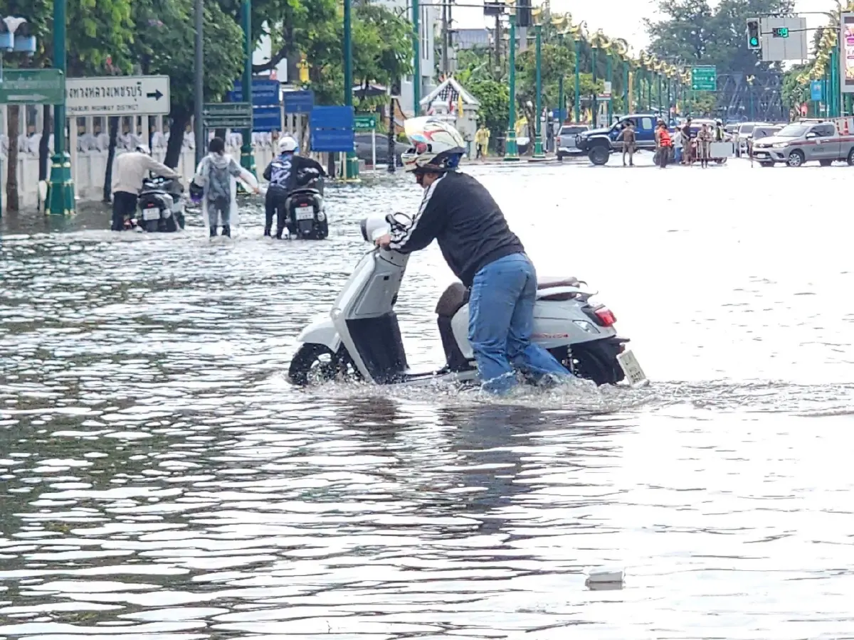 เพชรบุรีอ่วม! ฝนถล่ม 7 ชม. น้ำป่าทะลัก ทางลอดจมมิด 4 ม.