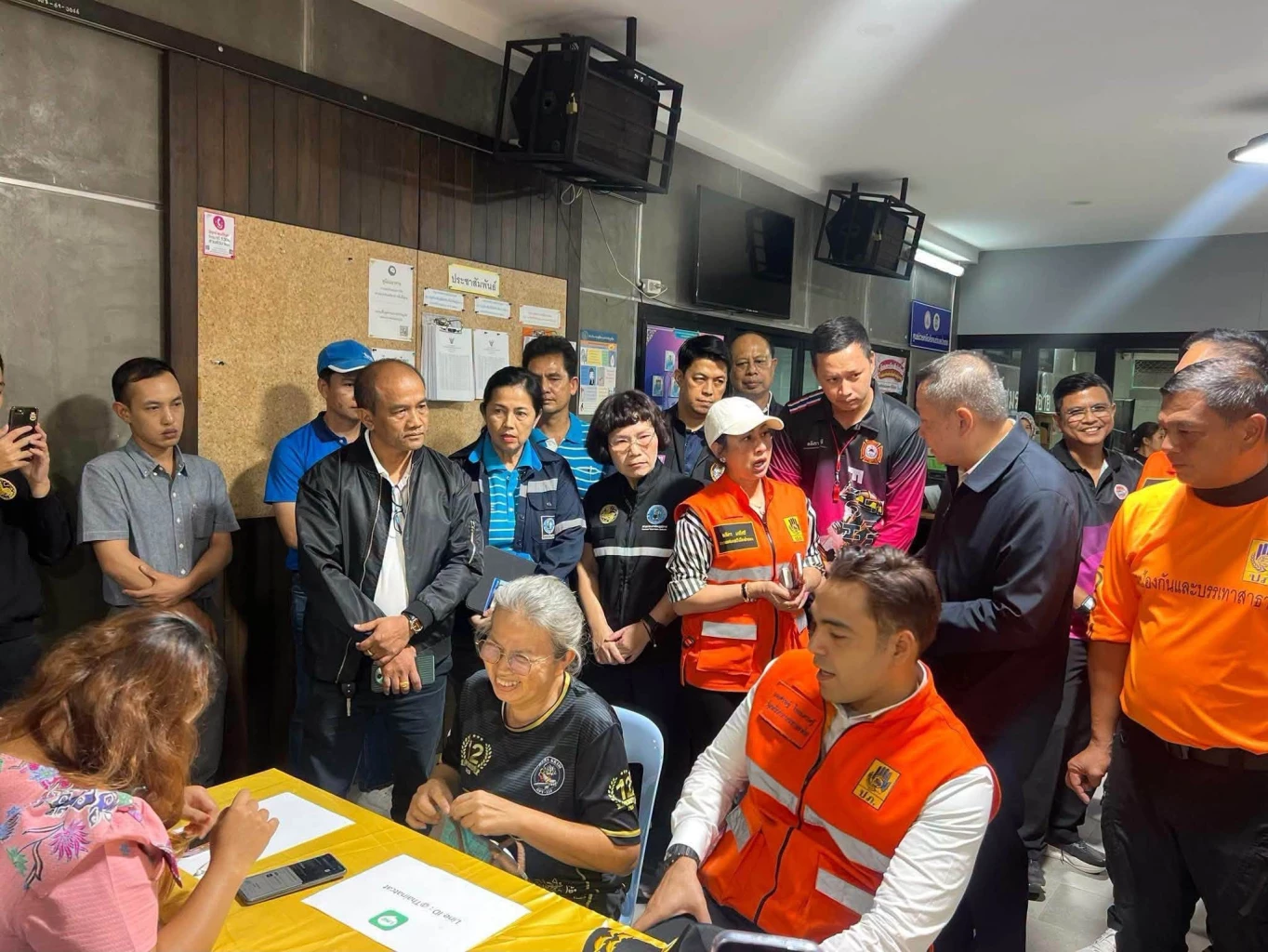 "มท.3" ลงพื้นที่ภูเก็ต "กปภ." ร่วมสนับสนุนน้ำดื่มและฟื้นฟูพื้นที่ประสบภัย