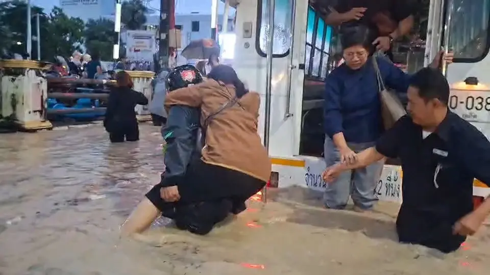 ภูเก็ตวิกฤต ฝนถล่มซ้ำประกาศรหัสแดงย้ายของหนีน้ำ