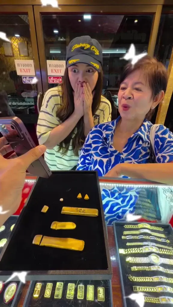 ช็อกราคาจริง  นักแสดงสาว หอบเศษทองหลอมเปลี่ยนเป็นทองแท่ง 