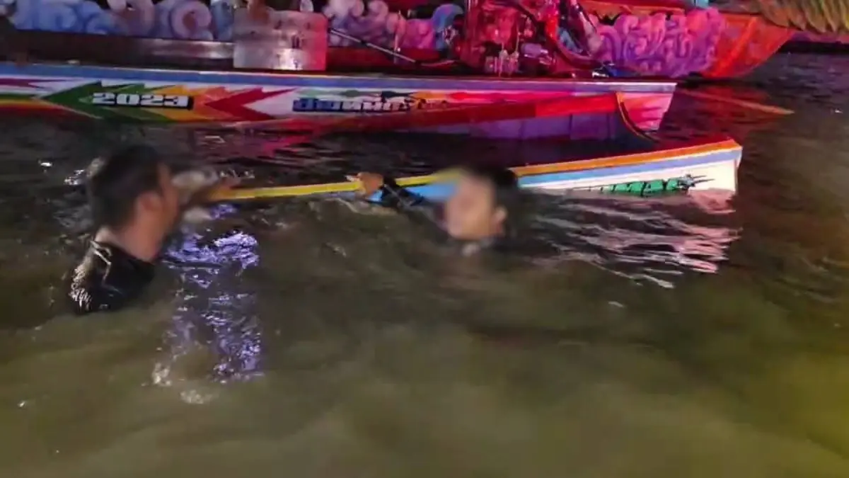 ระทึกงานรับบัวบางพลี! เรือชนสนั่นกลางคลอง เจ็บ 8 ราย เรือจม 1 ลำ