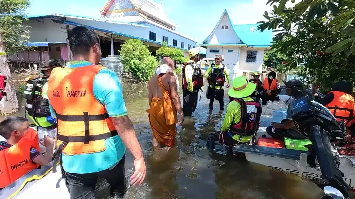 น้ำท่วมวัดบัวลิ้ม ตัดขาด! พระ 3 รูปติดเกาะ ขาดน้ำและอาหาร