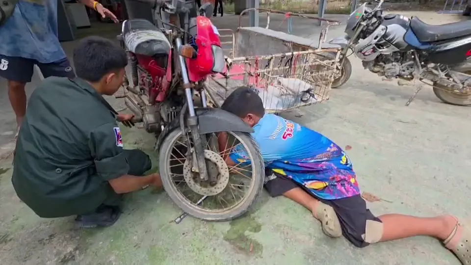 หัวใจนายแน่มาก! เด็ก ป.4 ระยอง จิตอาสาซ่อมมอไซค์น้ำท่วม