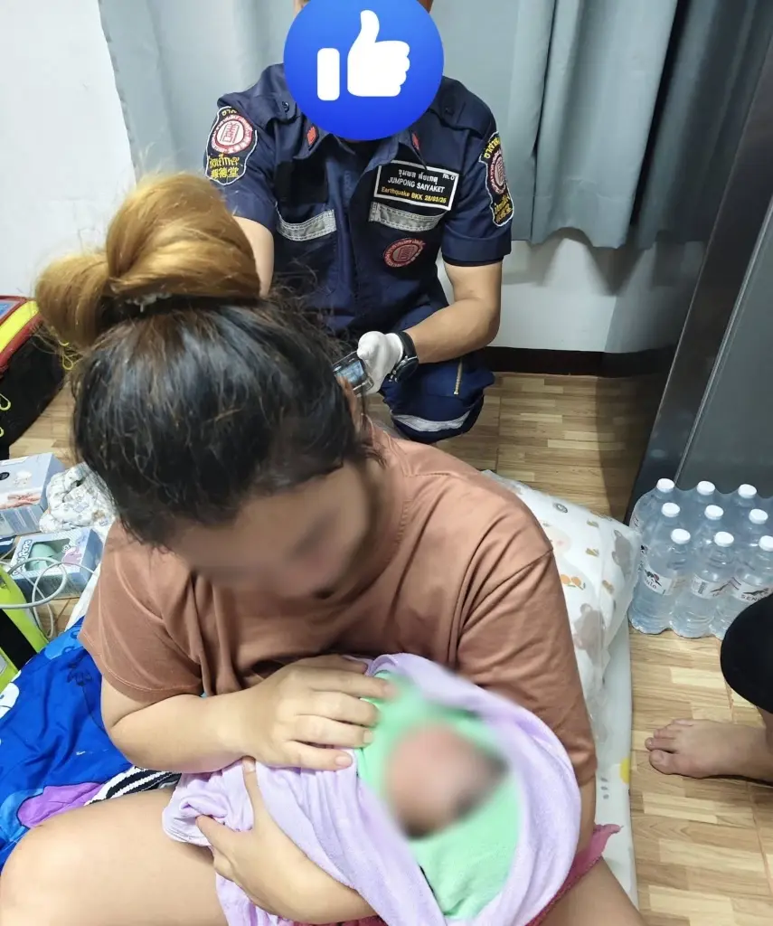 แม่สุดอั้น น้ำคร่ำแตกคาบ้าน ลูกน้อยคลอดระทึก ก่อนปลอดภัยทั้งคู่