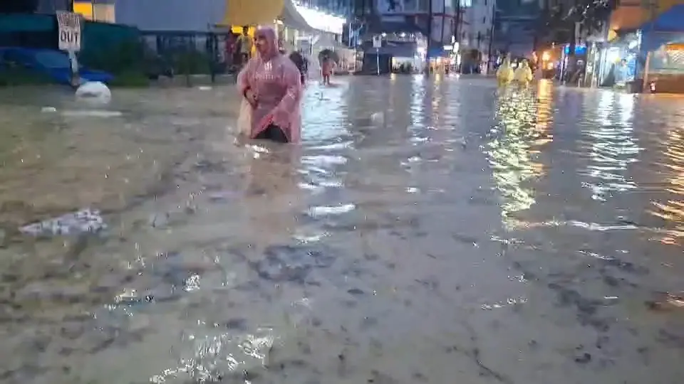 ภูเก็ตวิกฤต ฝนถล่มซ้ำประกาศรหัสแดงย้ายของหนีน้ำ