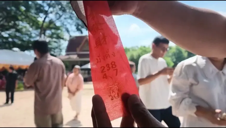ส่องเลขหางประทัด พิธียกฉัตรฉัตรทองคำขึ้นประดิษฐานบนยอดเมรุ
