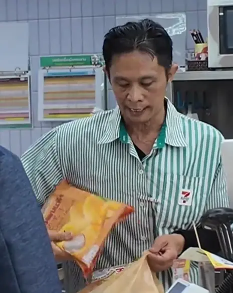 เฉลยแล้ว พนง.ร้านสะดวกซื้อพูดได้ 7 ภาษา ที่แท้โปรไฟล์สูง มีแฟนไม่ธรรมดา