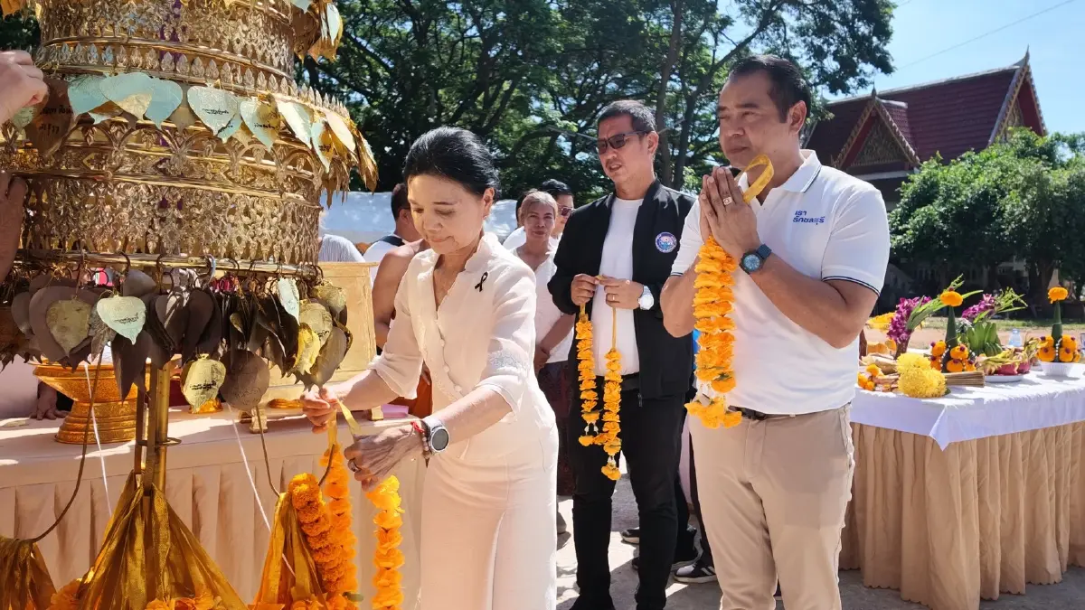 ส่องเลขหางประทัด พิธียกฉัตรฉัตรทองคำขึ้นประดิษฐานบนยอดเมรุ