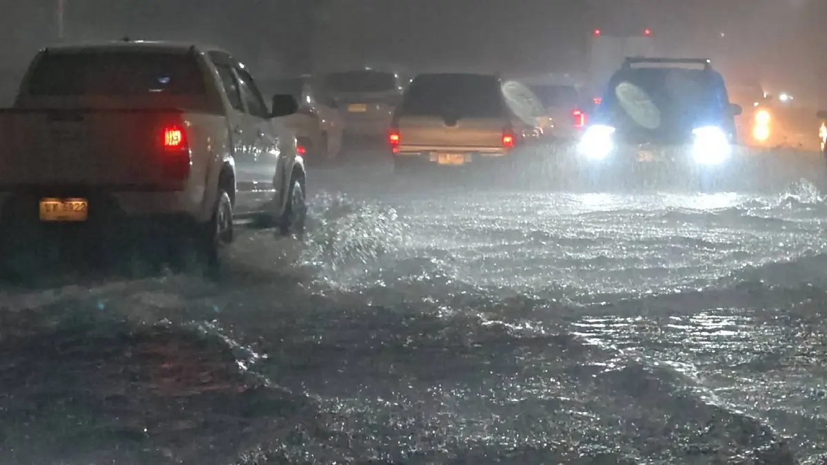 ชลบุรีอ่วมหนัก! ฝนถล่มศรีราชา 2 ชม. น้ำทะเลหนุนสูงท่วมมิดทาง