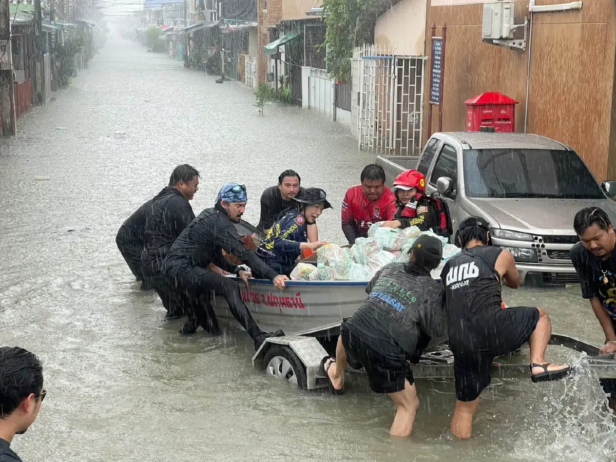 บ้านตัวเองโดนน้ำท่วมเละ แต่ยังเดินหน้ายื่นมือช่วยผู้ประสบภัย