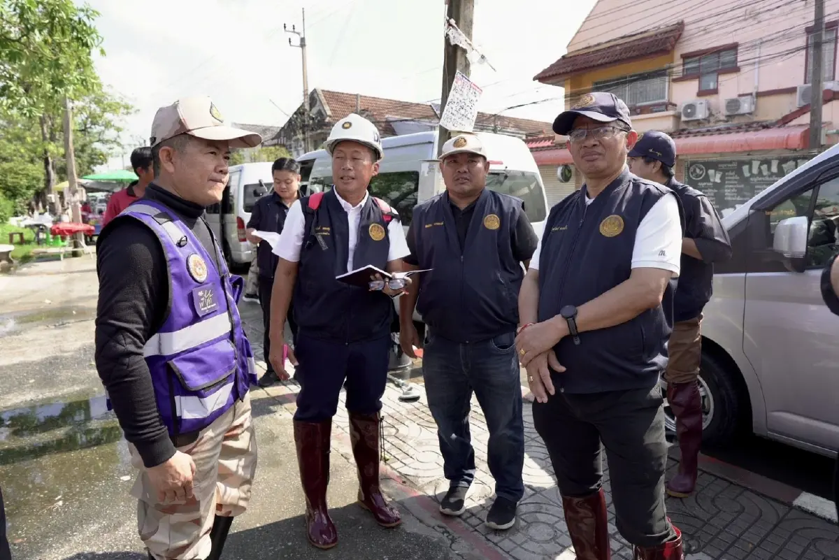 มท.3 นำทีมโยธาฯ ผนึก อส.-กทม. ลุย Big Cleaning เคลียร์ขยะทั่วพื้นที่