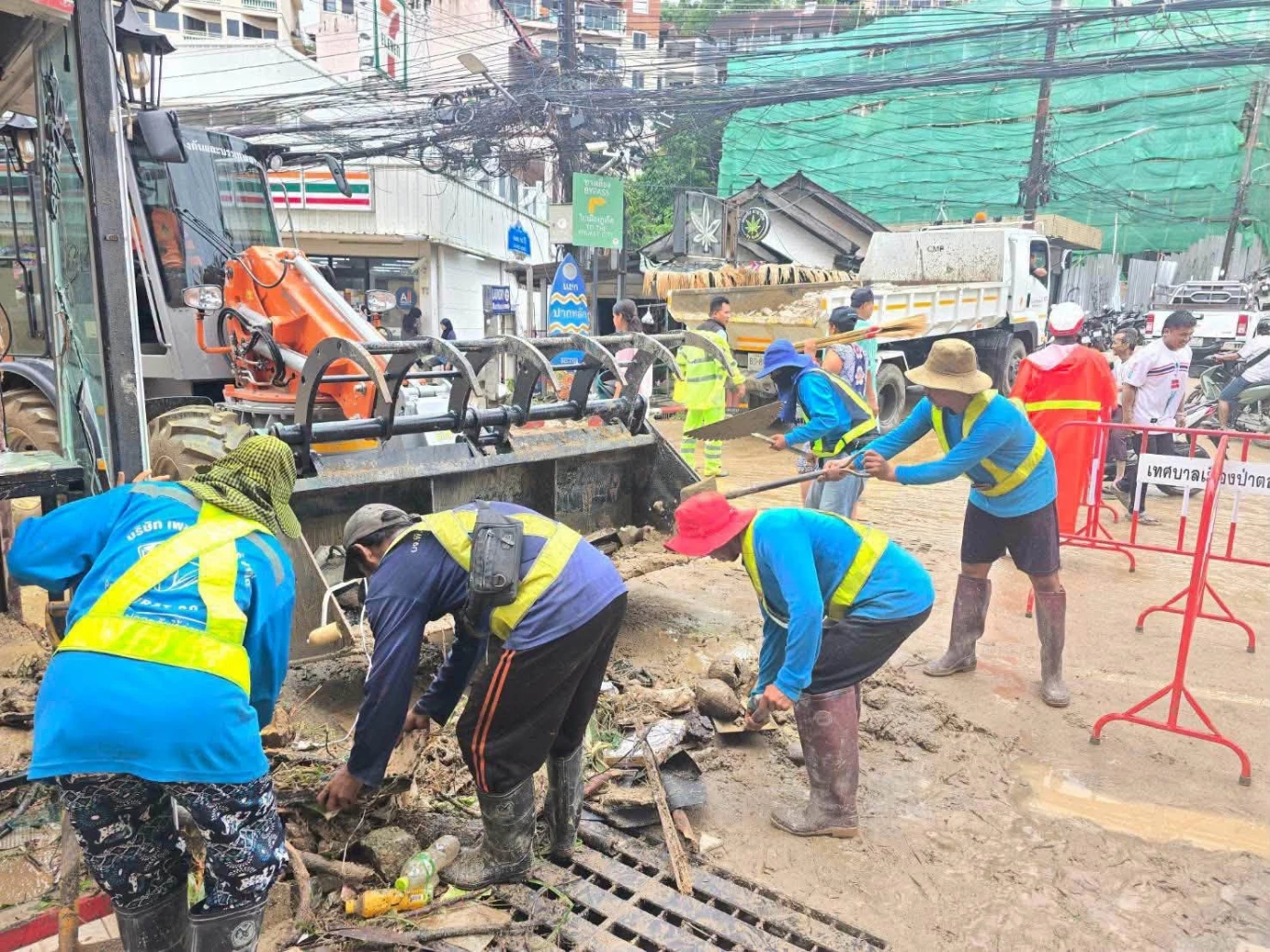 "มท.3" ลงพื้นที่ภูเก็ต "กปภ." ร่วมสนับสนุนน้ำดื่มและฟื้นฟูพื้นที่ประสบภัย