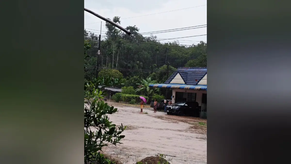 ฝนถล่มเมืองคอน! น้ำป่าหลากท่วมถนนหน้าโรงเรียน รถสัญจรลำบาก