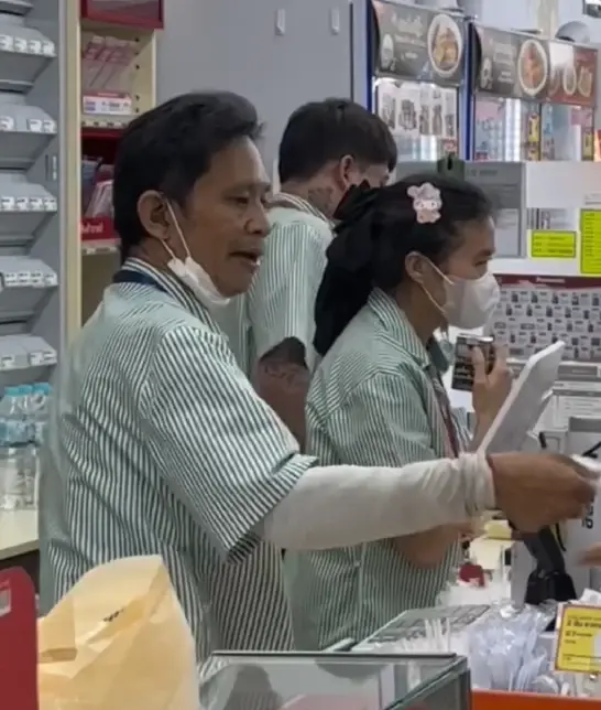 เฉลยแล้ว พนง.ร้านสะดวกซื้อพูดได้ 7 ภาษา ที่แท้โปรไฟล์สูง มีแฟนไม่ธรรมดา