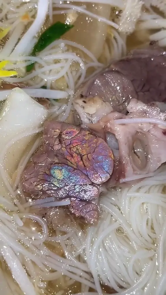 สาวผวาเจอเนื้อสีรุ้งในก๋วยเตี๋ยว วอนผู้เชี่ยวชาญ สรุปกินได้ไหม