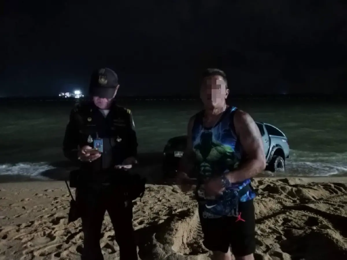 ฝรั่งขับกระบะลงหาดพัทยา หวังทดสอบรถ สุดท้ายติดหล่มวุ่น