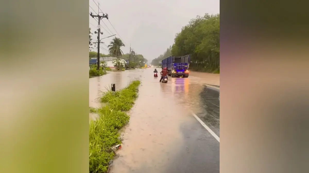 ฝนถล่มเมืองคอน! น้ำป่าหลากท่วมถนนหน้าโรงเรียน รถสัญจรลำบาก