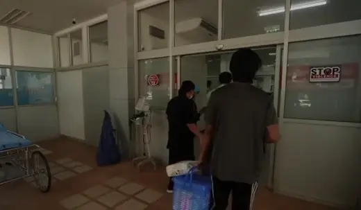 แห่ส่องทะเบียน สาวสุดกลั้นคลอดลูกบนรถฉุกเฉิน ก่อนรถเกราะพาฝ่าน้ำ