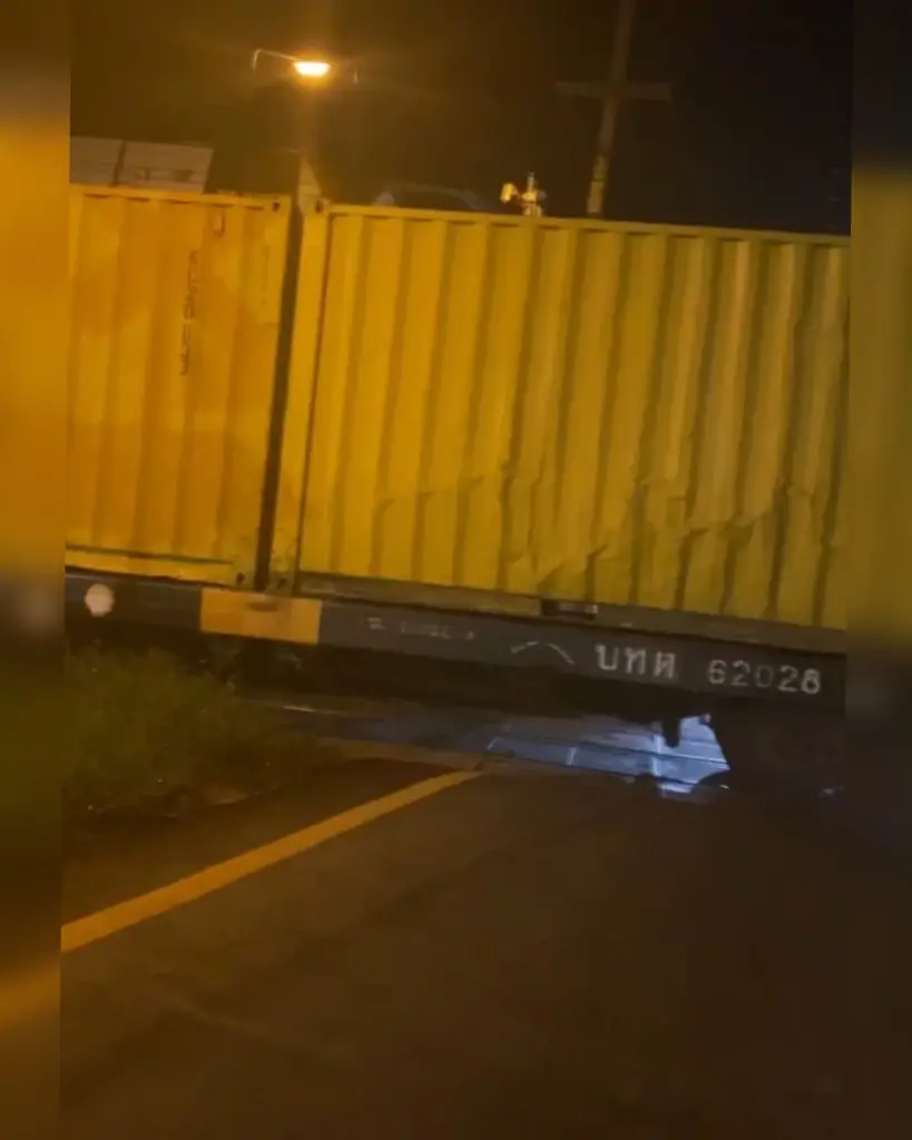 เกือบขิตย้ายเซิร์ฟ! รถไฟเบรกหัวคลอน ไม้กั้นไม่ลงไร้คนเฝ้า