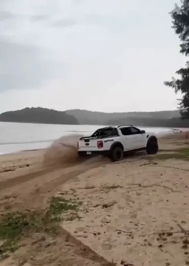 ไม่เกรงใจใคร! คลิปต่างชาติขับกระบะลุยหาดบางเทา ภูเก็ต