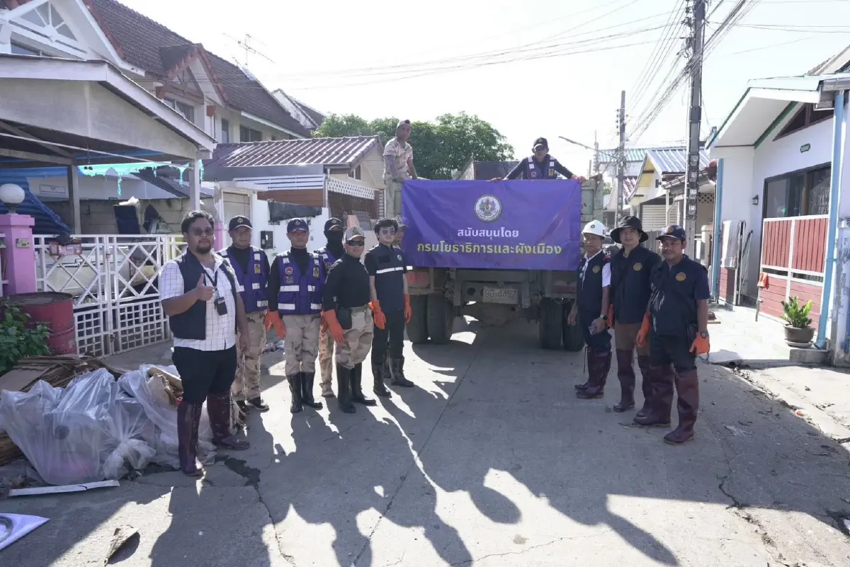 มท.3 นำทีมโยธาฯ ผนึก อส.-กทม. ลุย Big Cleaning เคลียร์ขยะทั่วพื้นที่