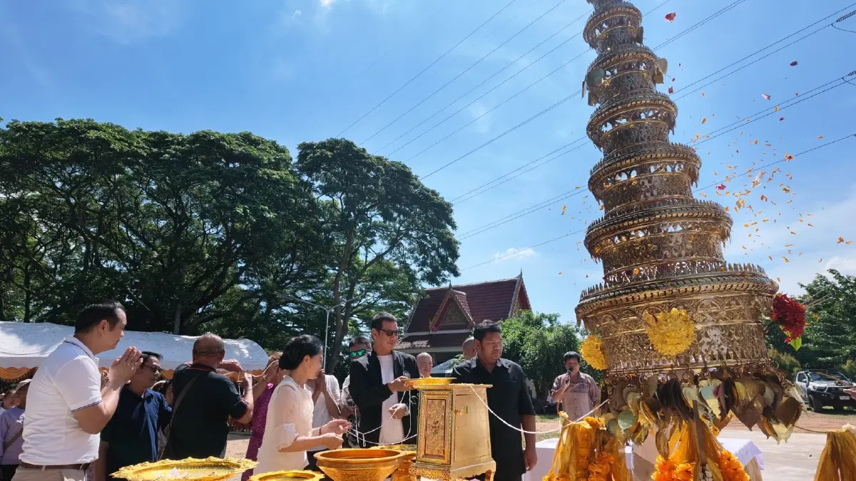 ส่องเลขหางประทัด พิธียกฉัตรฉัตรทองคำขึ้นประดิษฐานบนยอดเมรุ